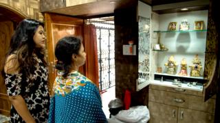 Bhagyashree und ihre Schwiegermutter betrachten einen Schrein in ihrem Haus