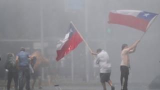 Manifestantes nas ruas de Santiago nesta quarta-feira