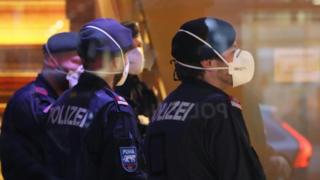 الشرطة ترتدي كمامات في فندق في انسبروك، النمسا