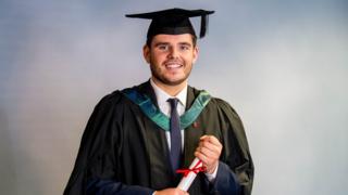 Lloyd Macey yn graddio