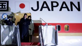 東部メリーランド州のアンドリュース空軍基地に到着した安倍首相夫妻(9日)