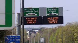 Знаки на A40, предупреждающие водителей о проверках Covid-19