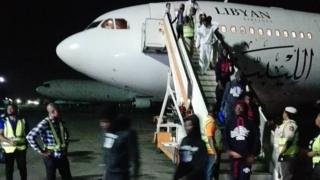 Nigerians dey comot from Libya plane