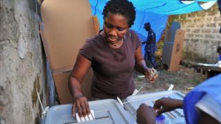 Woman dey vote for 2012 election for Sierra Leone