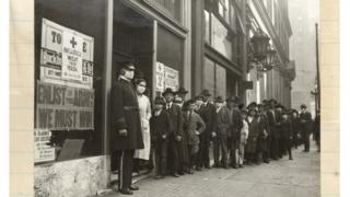 Fila para distribuição de máscaras