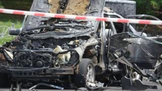 Чулгандуу адам өлтүрүүлөр унаасын жардыруу же атып салуу менен уланып жатат. Сүрөттө чалгын кызматынын полковниги Максим Шаповал жарылган унаа.