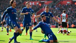Olivier Giroud célèbre, avec ses coéquipiers, le 3e but face à Southampton.