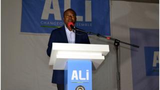 Le ministre de la Communication et porte-parole du gouvernement, Alain Claude Bilie By Nze, s'adressant aux militants du PDG à Libreville, le 28 août 2016.