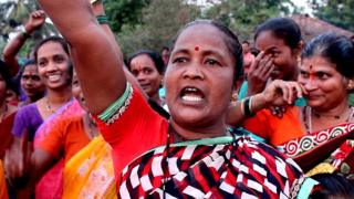 नाणार प्रकल्पाचा विरोध करताना महिला