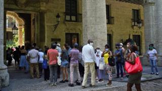 Kubaner stehen in der Schlange, um Tribut zu zollen und in das Beileidsbuch für Eusebio Leal zu schreiben