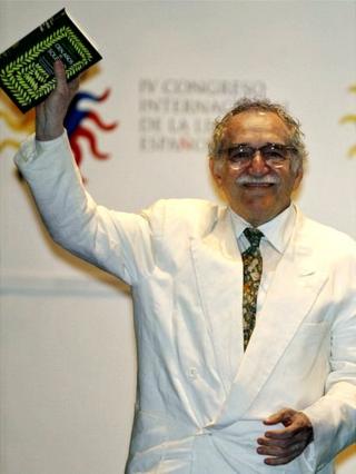 Gabriel García Márquez con la edición especial de