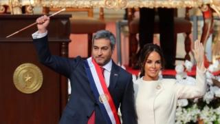 Новый президент Парагвая Марио Абдо Бенитес машет рукой во время своей инаугурации 15 августа 2018 года.