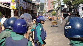 চট্টগ্রামে পুলিশ ভোটারদের ধাওয়া দিয়েছে বলে জানা গেছে।
