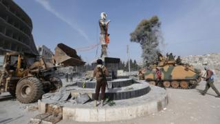 Igishusho c'aba Curdes co muri Afrin casambuwe na bulldozer