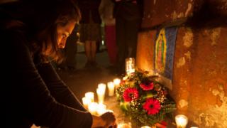Guatemala'daki yangında hayatını kaybedenleri anan bir kadın