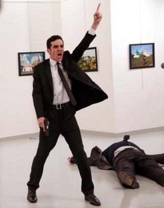 Burhan yafashe iyo foto ubwicanyi buriko buraba