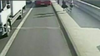 Mulher estava andando na calçada; homem fazendo jogging vinha na direção oposta e a empurrou sem motivo aparente.