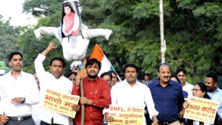 बिजली विभाग के कर्मचारियों के पीएफ़ के रुपये निजी कंपनी में निवेश करने के विरोध में प्रदर्शन करते कांग्रेस पार्टी के कार्यकर्ता