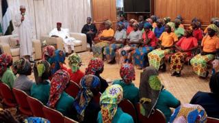 Le président Buhari s'adressant, dimanche 7 mai 2017, à Abuja, aux filles libérées par le groupe Boko Haram.