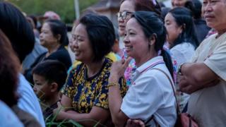 Nhiều người dân địa phương cuối cùng đã có thể thở phào nhẹ nhõm khi nghe tin 5 thành viên cuối cùng của đội bóng đã được giải cứu