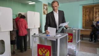 Opposition candidate Vladimir Andreichenko casts his ballot at a polling station in Kostroma (13 September 2015)
