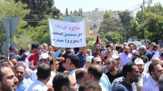 محتجون بالقرب من مقر الحكومة في عمان