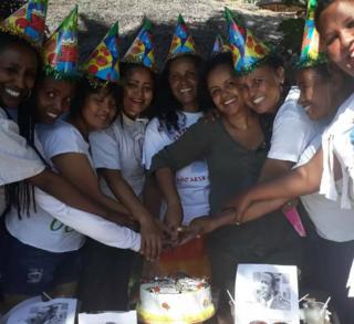የተወሰኑ የህጻናት አምባ ልጆች የኮሎኔሉን ልደት ሲያከብሩ