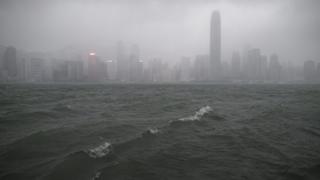 台风帕卡下香港维多利亚港翻起“白头浪”(27/8/2017)