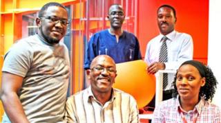 Bamwe mu bagize ikipe ya BBC Gahuza i London. Abahagaze kuva i bumoso: Robert Patrick Misigaro, Felin Gakwaya, Prime Ndikumagenge; abicaye kuva i bumoso: Ally Yusuf Mugenzi, Florentine Kwizera