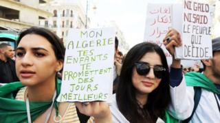 M. Bouteflika a dirigé l'Algérie pendant 20 ans - ce qui, dans un pays où l'on estime qu'environ 70% de la population a moins de 30 ans - fait de lui le seul président que de nombreux algériens aient jamais connu.