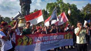 Massa yang tergabung dalam Forum Rakyat Bersatu Lawan Terorisme melakukan aksi di Catur Muka Kota Denpasar, Selasa (15/5).