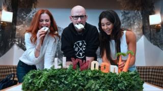Rawvana em uma festa com o DJ Moby e a atriz Kristin Bauer