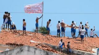 Presos no teto da cadeia de Alcaçuz, em Natal (RN)