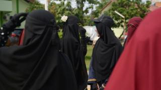 Bagi beberapa orang, niqab tampaknya memang dianggap sebagai pertanda berkembangnya Islam yang konservatif.