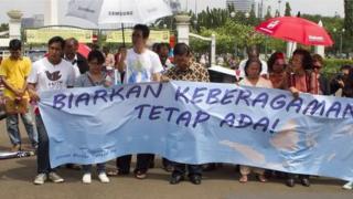 Jemaah gereja melakukan protes atas disegelnya GKI Yasmin pada 11 Maret 2012 dan meminta Susilo Bambang Yudhoyono yang menjadi presiden untuk membiarkan mereka beribadah.