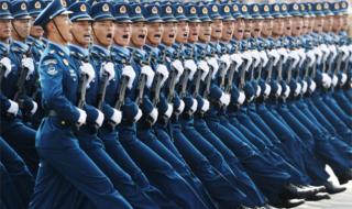 Войска в синей форме маршируют на площади Тяньаньмэнь 1 октября 2019 года.