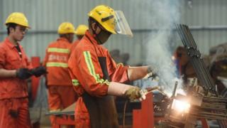 Un ouvrier dans une usine de transformation de l'acier en Chine