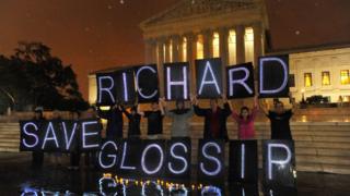 Активисты против смертной казни, в том числе члены MoveOn.org и другие правозащитные группы, проводят митинг у здания Верховного суда США, пытаясь предотвратить казнь заключенного из Оклахомы Ричарда Глоссипа 29 сентября 2015 года в Вашингтоне, округ Колумбия.