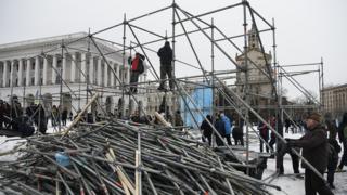 На Майдані акція протесту, під час якої розібрали залізні конструкції