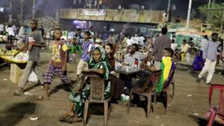Abari mu myiyerekano basaba igisirikare basaba ko kirekura ubutegetsi