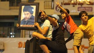 محتفلون بفوز سائرون