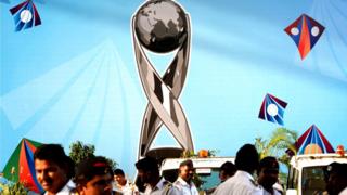 ముంబయిలోని డీవై పాటిల్ స్టేడియం దగ్గర పోలీసులు