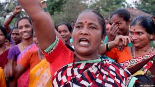 प्रकल्पाविरोधात आंदोलन करताना गावकरी