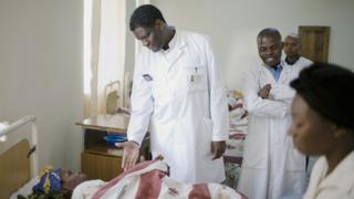 Le Congolais Denis Mukwege, surnommé "l'homme qui répare les femmes", opère chaque jour jusqu'à 30 femmes dont les organes génitaux ont été détruits dans des viols collectifs.