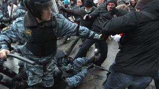 Un enfrentamiento entre policías rusos y aficionados violentos.