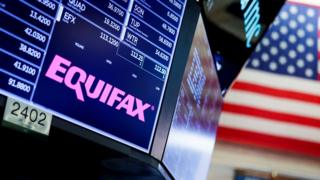 Вид на вывеску для компании Equifax на полу Нью-Йоркской фондовой биржи в Нью-Йорке ,, 12 сентября