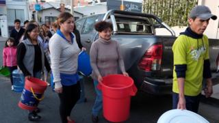 Fila por agua en La Paz