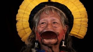 Caaqil Raoni waa hogaamiyaha qabiilka Caiapó waxaanu u ololeeyaa xuquuqda dadka Brazil loogu yimid