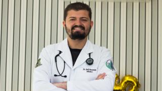 Enã Rezende com uniforme de médico