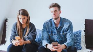 Chico espía el celular de su novia.